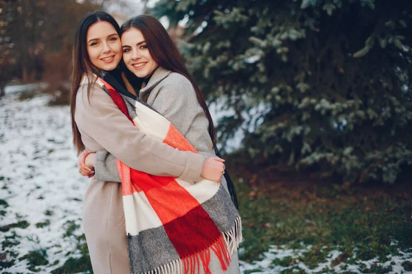 Duas meninas elegantes têm um resto em uma cidade — Fotografia de Stock