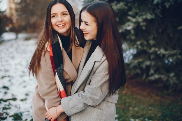 Duas meninas elegantes têm um resto em uma cidade — Fotografia de Stock