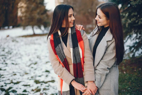 Duas meninas elegantes têm um resto em uma cidade — Fotografia de Stock