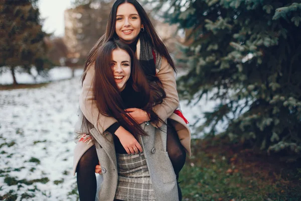 Due ragazze alla moda hanno un riposo in una città — Foto Stock