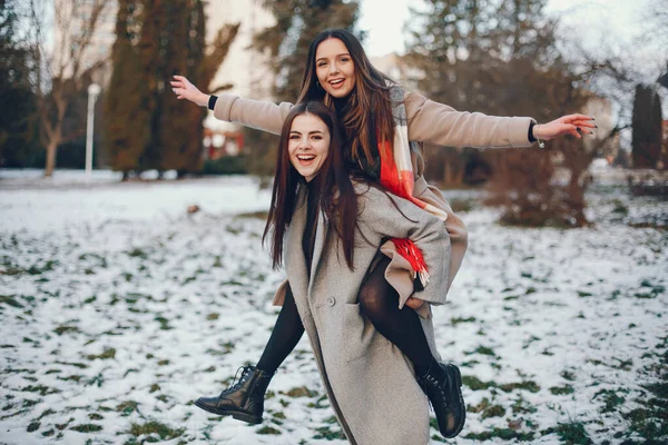 Duas meninas elegantes têm um resto em uma cidade — Fotografia de Stock