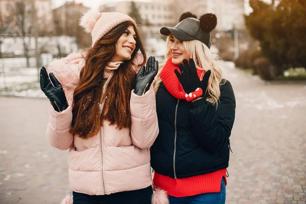 Dos muchachas de estilo descansan en la ciudad — Foto de Stock