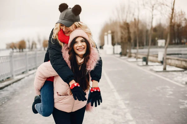 Due ragazze alla moda hanno un riposo in una città — Foto Stock