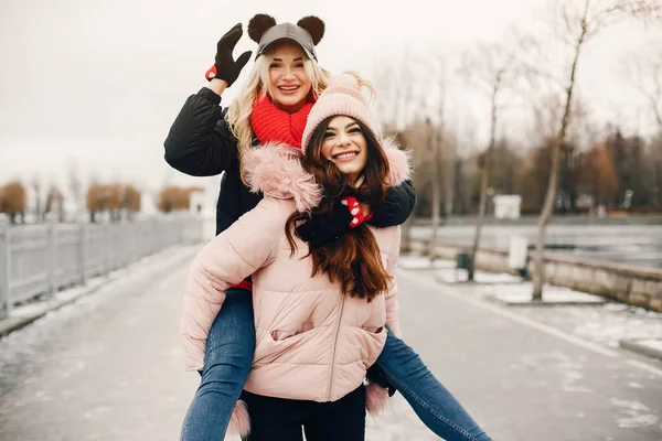 Dos muchachas de estilo descansan en la ciudad —  Fotos de Stock