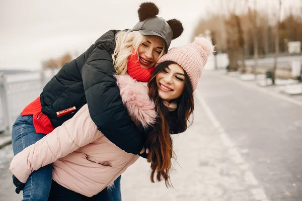 Dos muchachas de estilo descansan en la ciudad — Foto de Stock