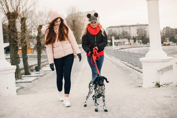 Due ragazze alla moda hanno un riposo in una città — Foto Stock