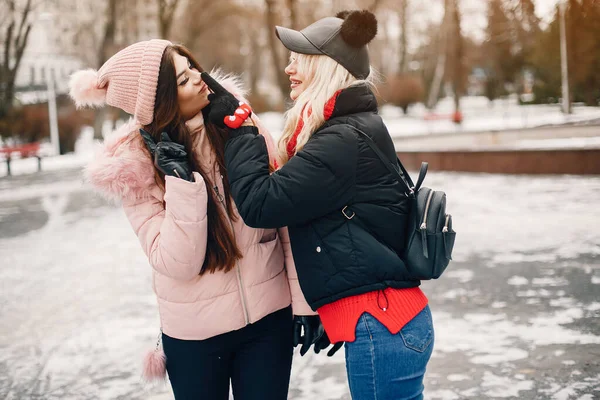 Två stilfulla tjejer vilar i en stad — Stockfoto