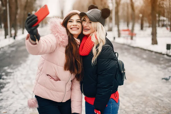 Dos muchachas de estilo descansan en la ciudad —  Fotos de Stock