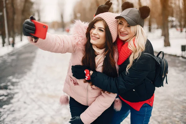 Twee stijlvol meisjes houden rust in de stad — Stockfoto