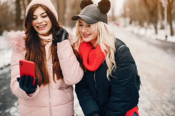 2人のスタイリッシュな女の子は街で休息を持っています — ストック写真