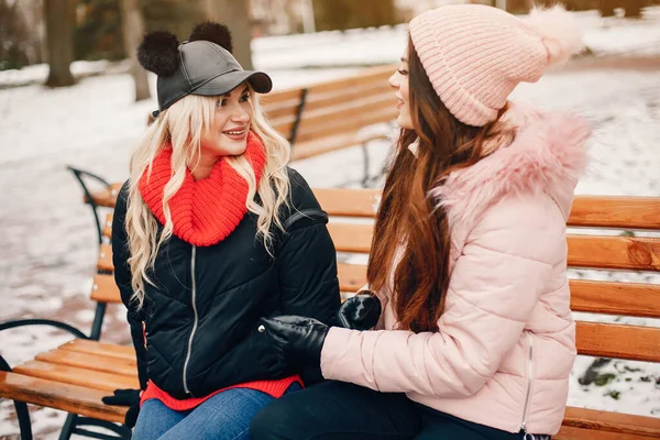 Duas meninas elegantes têm um resto em uma cidade — Fotografia de Stock