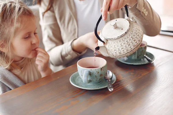 Mutter mit Tochter sitzt in einem Café — Stockfoto