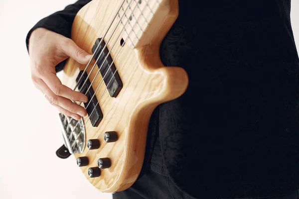 Mannen i svart kostym står med en gitarr — Stockfoto