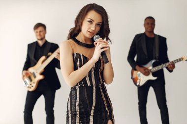 Stüdyoda birçok enstrümanla müzik grubu