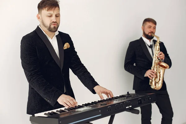 Twee mannen in de studio met instrumenten — Stockfoto