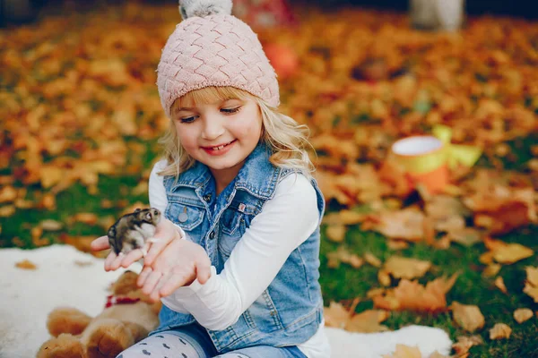 Menina bonito em um parque de outono — Fotografia de Stock