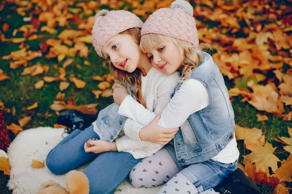 Petite fille mignonne dans un parc d'automne — Photo