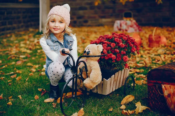 Милая маленькая девочка в осеннем парке — стоковое фото