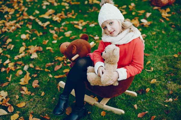 Carina bambina in un parco autunnale — Foto Stock