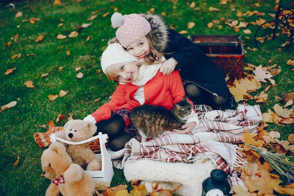Petite fille mignonne dans un parc d'automne — Photo