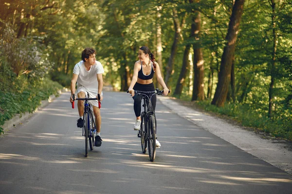 Esportes casal andar de bicicleta na floresta de verão — Fotografia de Stock