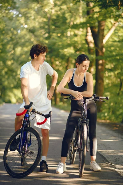 Esportes casal andar de bicicleta na floresta de verão — Fotografia de Stock