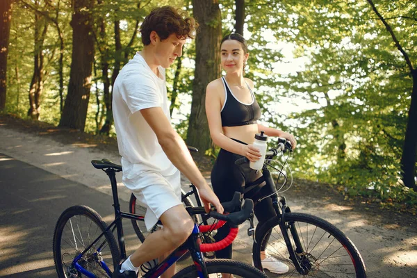Спортивна пара катається на велосипедах в літньому лісі — стокове фото