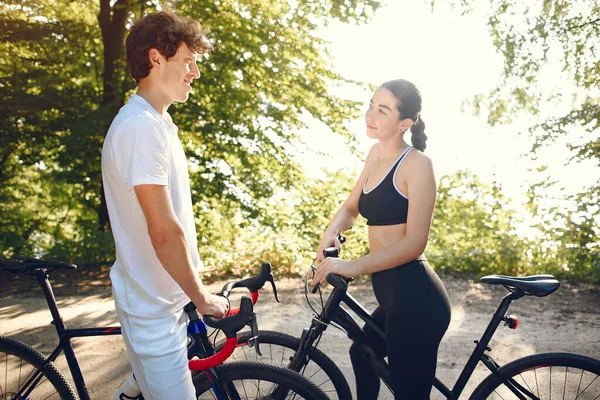 여름 숲 속에서 자전거를 타는 스포츠 부부 — 스톡 사진