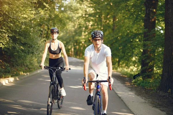 Esportes casal andar de bicicleta na floresta de verão — Fotografia de Stock