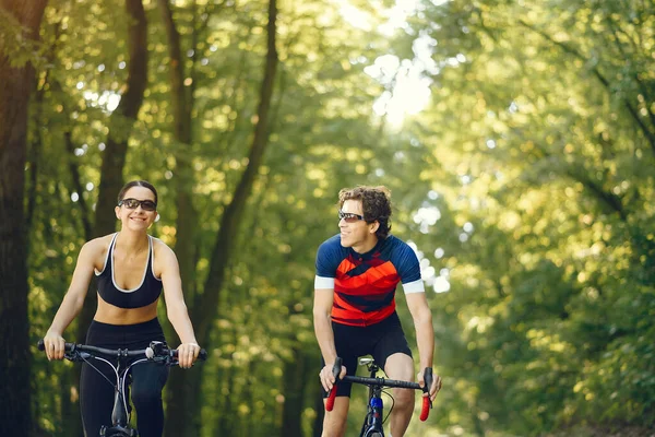 Esportes casal andar de bicicleta na floresta de verão — Fotografia de Stock