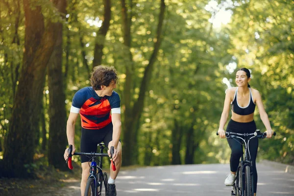 Спортивна пара катається на велосипедах в літньому лісі — стокове фото