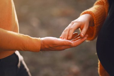 Güzel bir çift sonbahar parkında vakit geçirir.