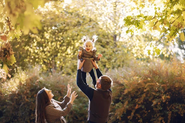 Familia con hija pequeña en un parque de otoño — Foto de Stock