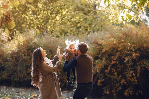 Sonbahar parkında küçük kızı olan bir aile. — Stok fotoğraf