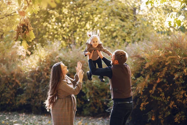 Familia con hija pequeña en un parque de otoño — Foto de Stock