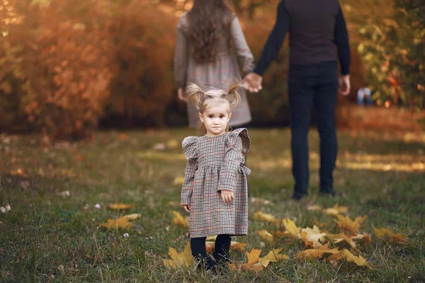 Familie mit kleiner Tochter im Herbstpark — Stockfoto