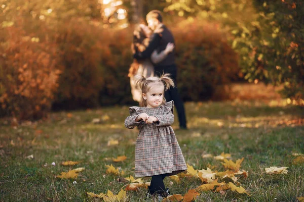 Famille avec petite fille dans un parc d'automne — Photo