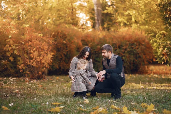 Familj med liten dotter i en höstpark — Stockfoto