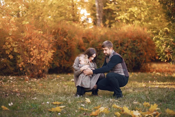 Familj med liten dotter i en höstpark — Stockfoto