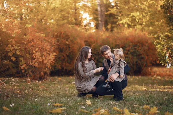 Familj med liten dotter i en höstpark — Stockfoto