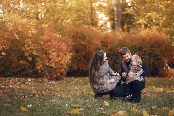 Familj med liten dotter i en höstpark — Stockfoto