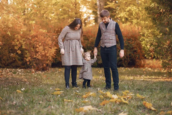 Família com pequena filha em um parque de outono — Fotografia de Stock