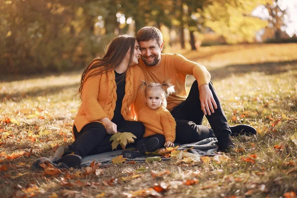 Sonbahar parkında küçük kızı olan bir aile. — Stok fotoğraf