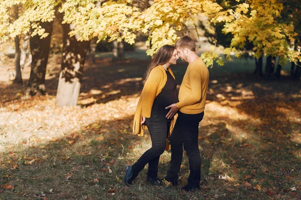 Bella coppia trascorrere del tempo in un parco autunnale — Foto Stock