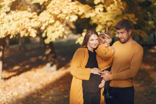 Sonbahar parkında küçük kızı olan bir aile. — Stok fotoğraf