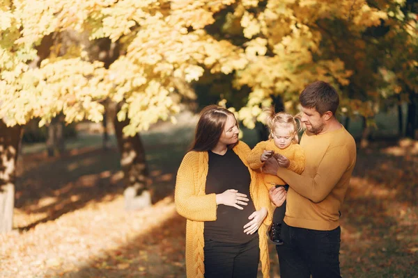 Sonbahar parkında küçük kızı olan bir aile. — Stok fotoğraf