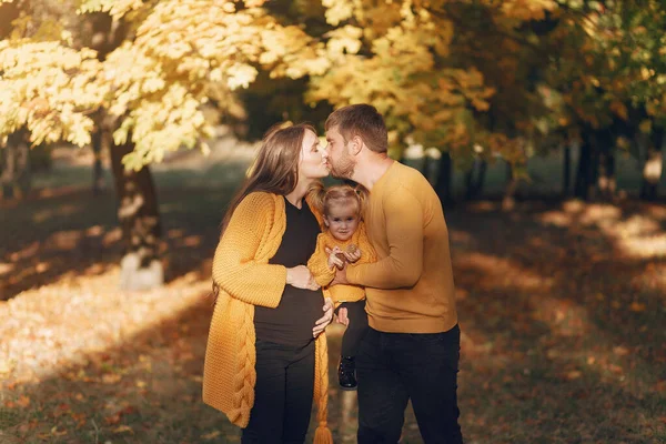 Οικογένεια με μικρή κόρη σε ένα πάρκο το φθινόπωρο — Φωτογραφία Αρχείου