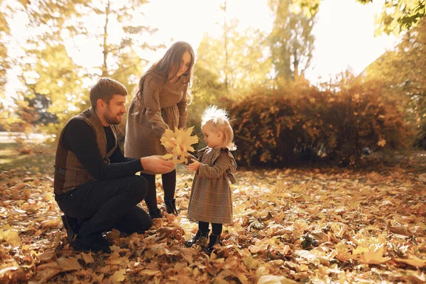Gezin met dochtertje in een herfstpark — Stockfoto