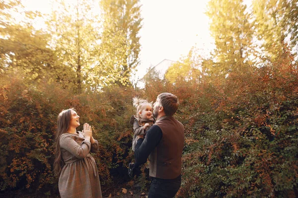 Familj med liten dotter i en höstpark — Stockfoto