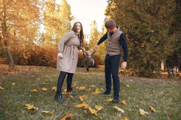 Familia con hija pequeña en un parque de otoño — Foto de Stock